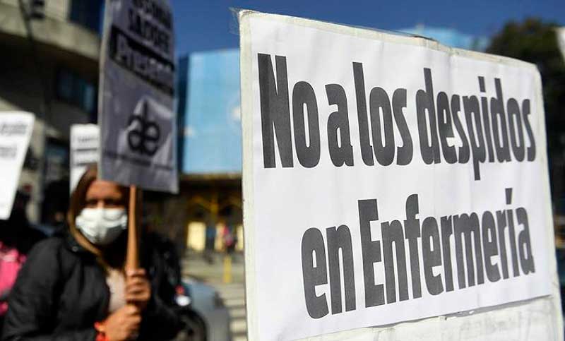 Enfermeros denuncian despidos.