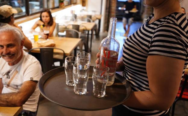 Proyectan que haya agua gratis en bares y boliches
