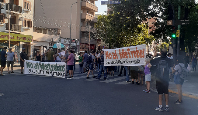 Vecinos se niegan al Metrobús.