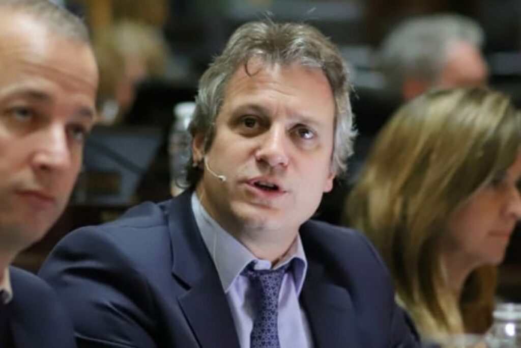Acusan a Felipe Miguel de mentir.
