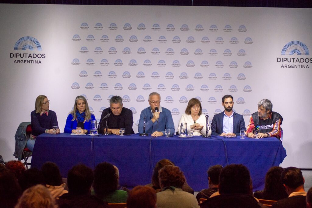 Debaten sobre no perder la salud pública
