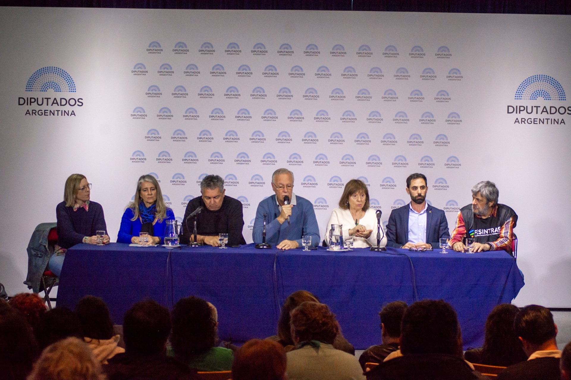 Debaten sobre no perder la salud pública