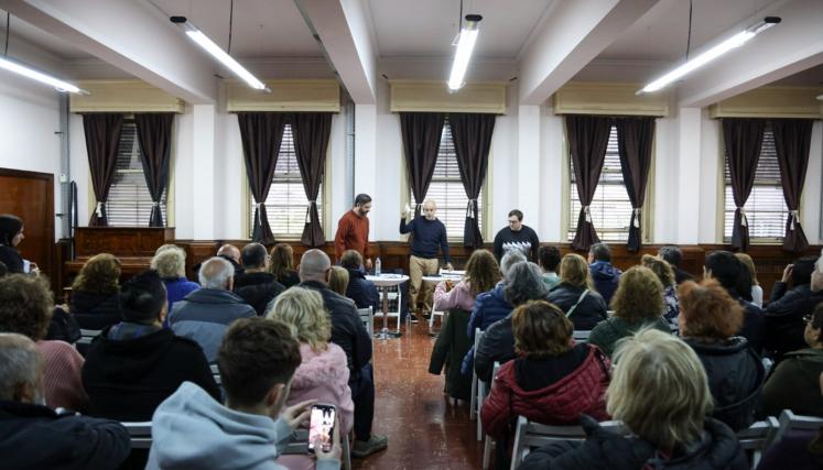 Larreta con vecinos en las Comunas.